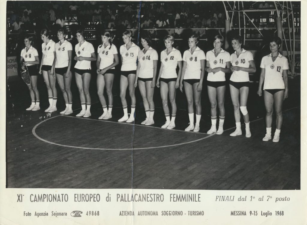 Leta 1968 so jugoslovanske košarkarice na evropskem prvenstvu v Messini osvojile drugo mesto. Hrani Muzej športa.